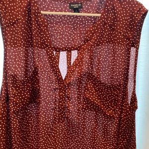 Torrid size 3 georgette tank in rust color with crème dots